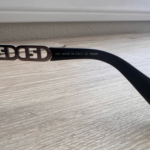 Fendi Black Sunglasses with Sleek Design - Picture 7 of 8